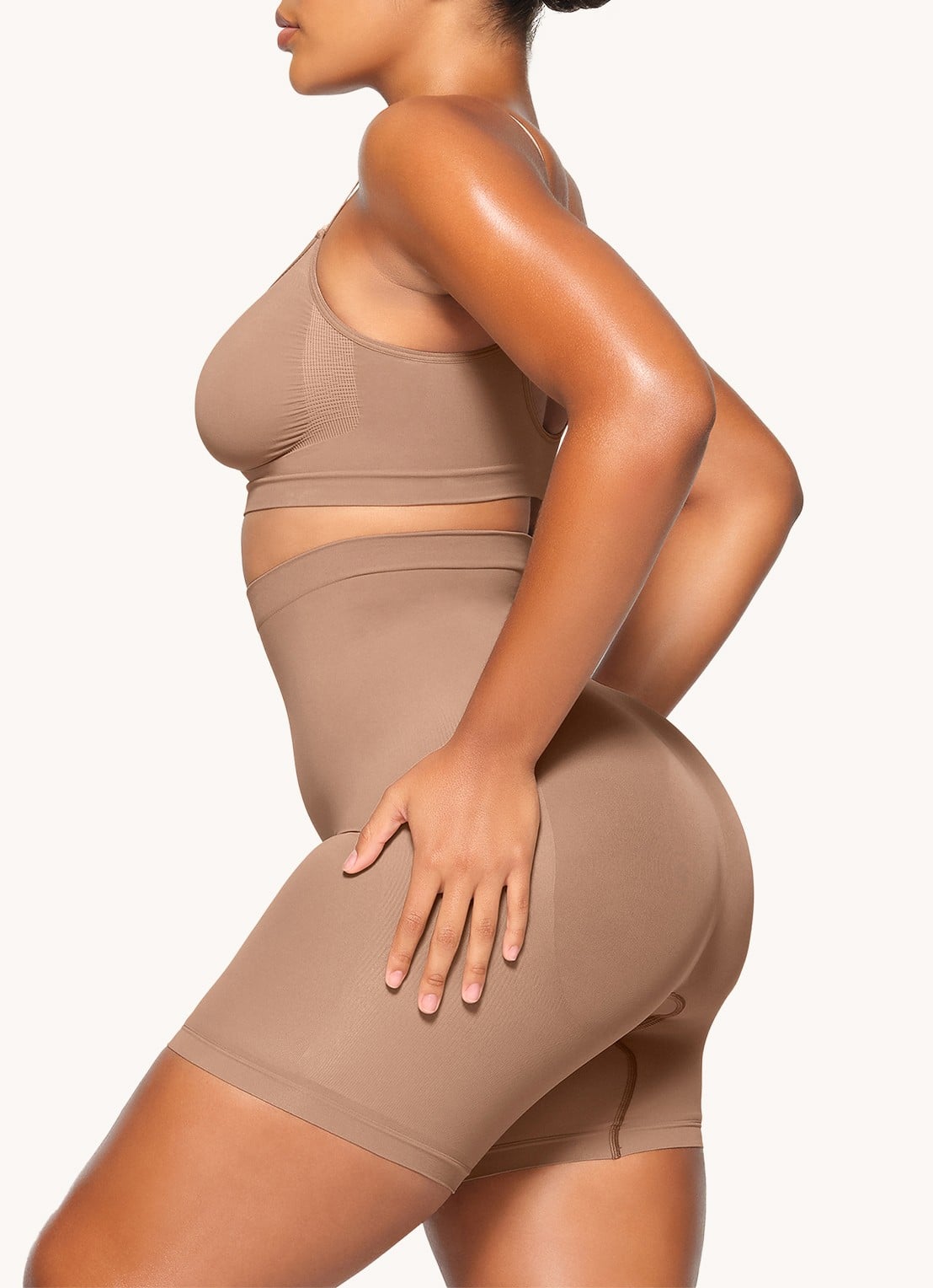 SKIMS Seamless Sculpt mid waisted corrigerende short - detail 3 lichtbruin