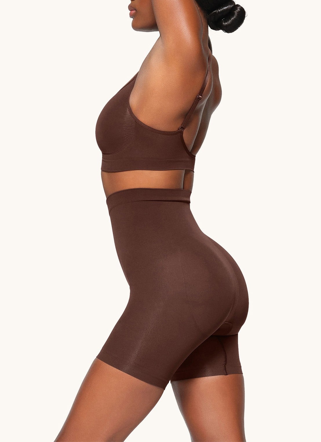 SKIMS Seamless Sculpt mid waisted corrigerende short - detail 4 donkerbruin