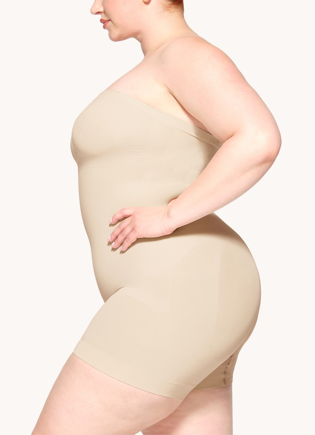 SKIMS Seamless Sculpt strapless corrigerende body - detail 4 zand