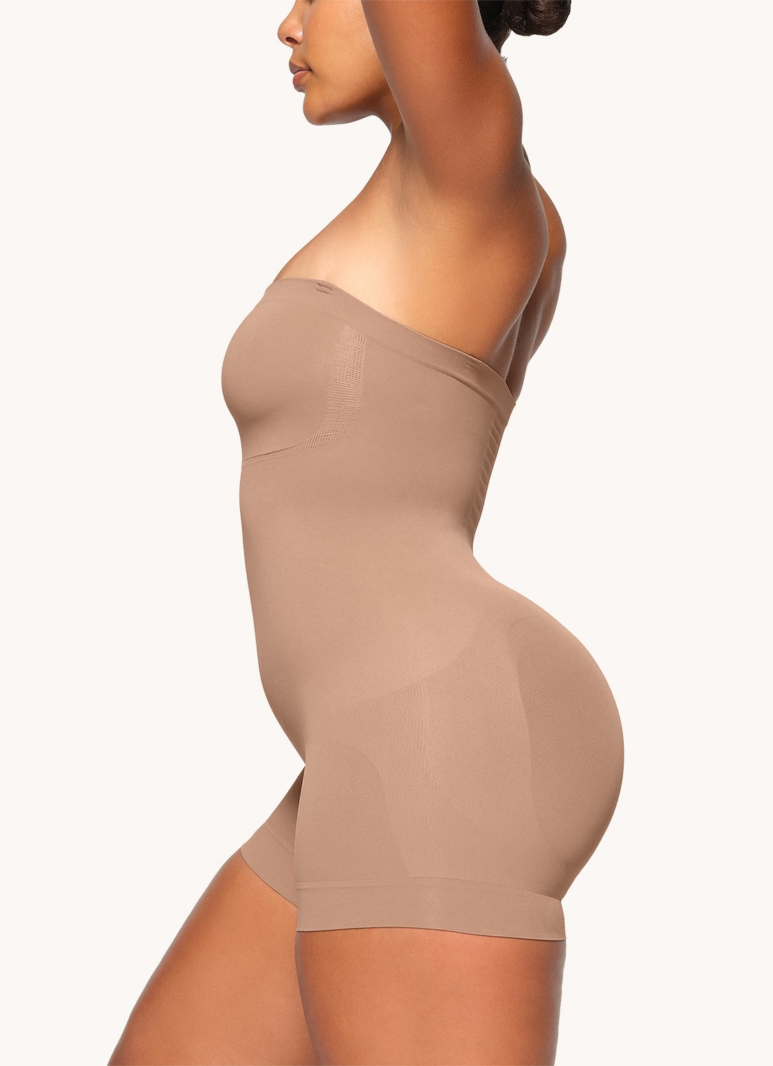 SKIMS Seamless Sculpt strapless corrigerende body - detail 2 lichtbruin