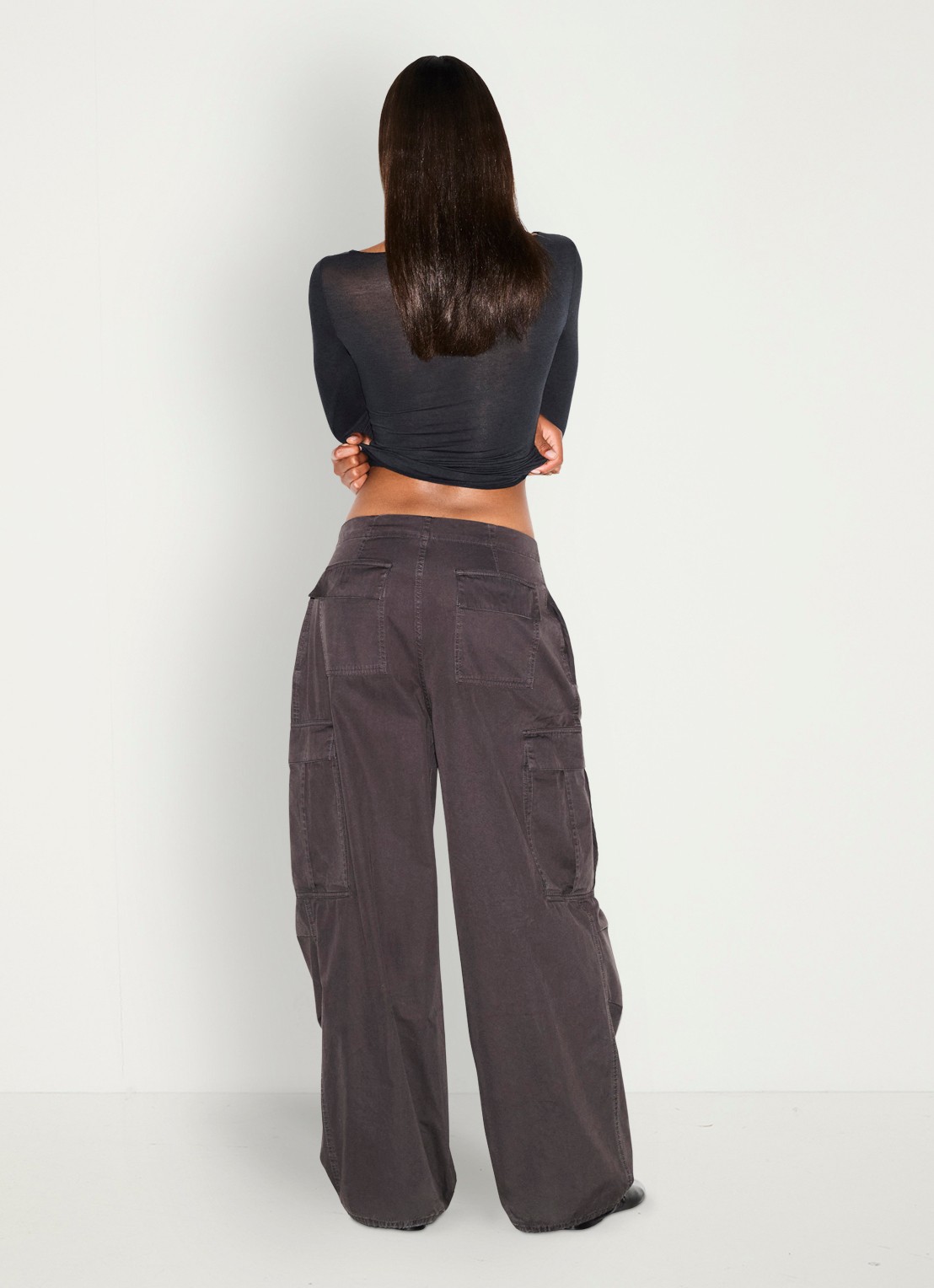 SKIMS Sheer Modal semi-transparante longsleeve in kasjmierblend - achterkant 4 onyx