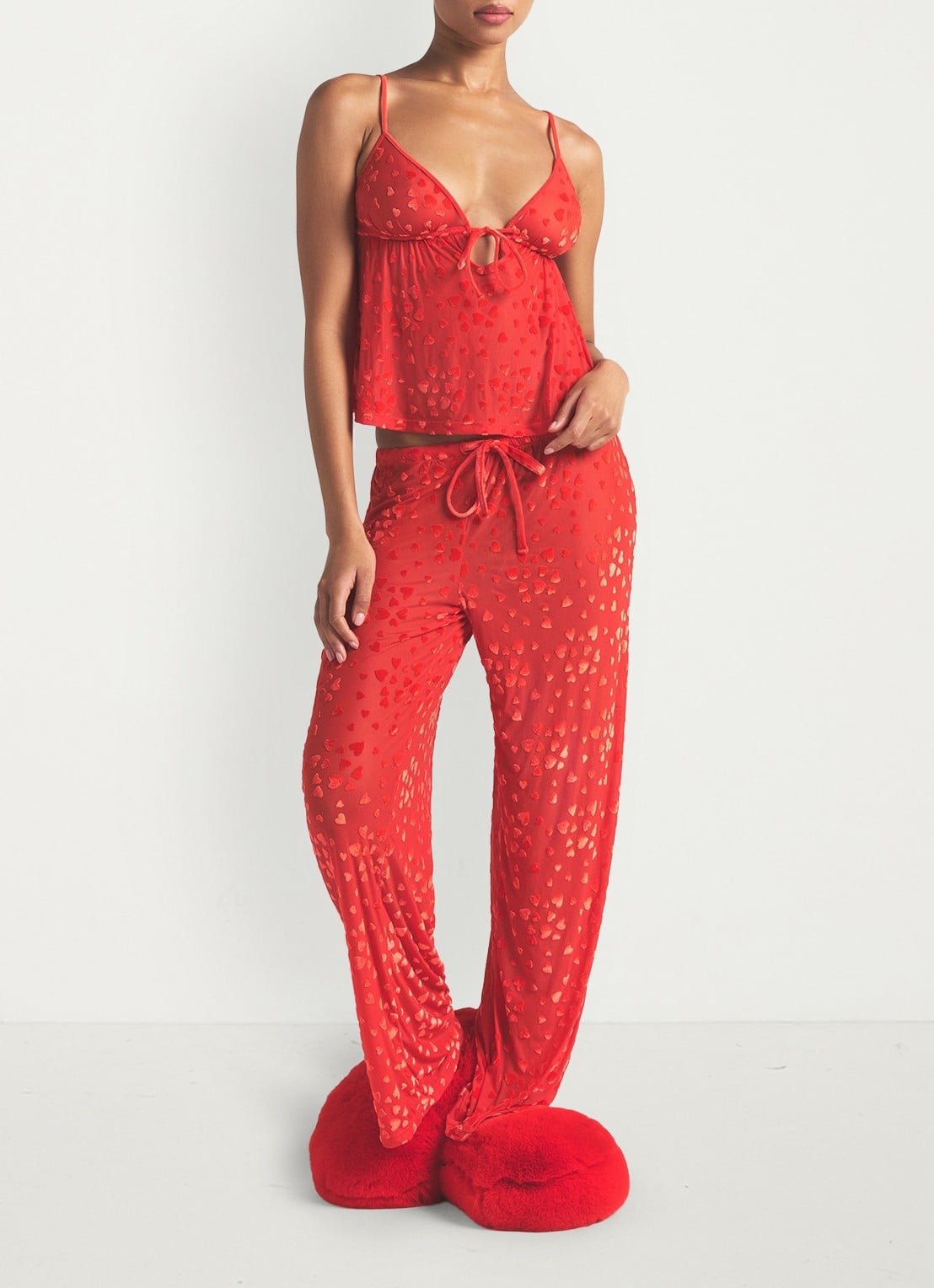 SKIMS Sheer Velvet pyjamaset met details van fluweel - voorkant 4 ruby