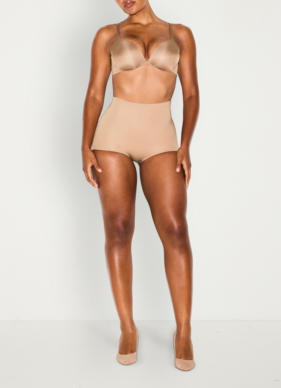 SKIMS Skims Body mid waisted slip met padding  - voorkant 5 beige