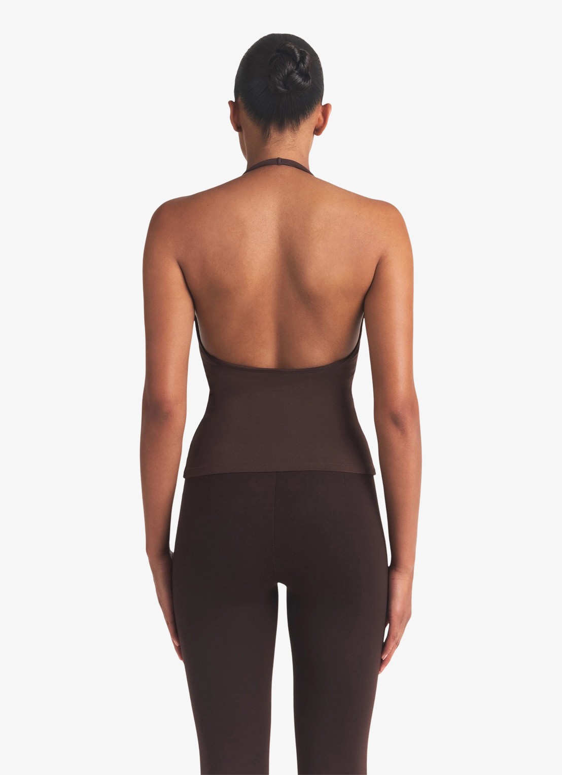SKIMS Smooth Layers haltertop  - achterkant 2 chocoladebruin