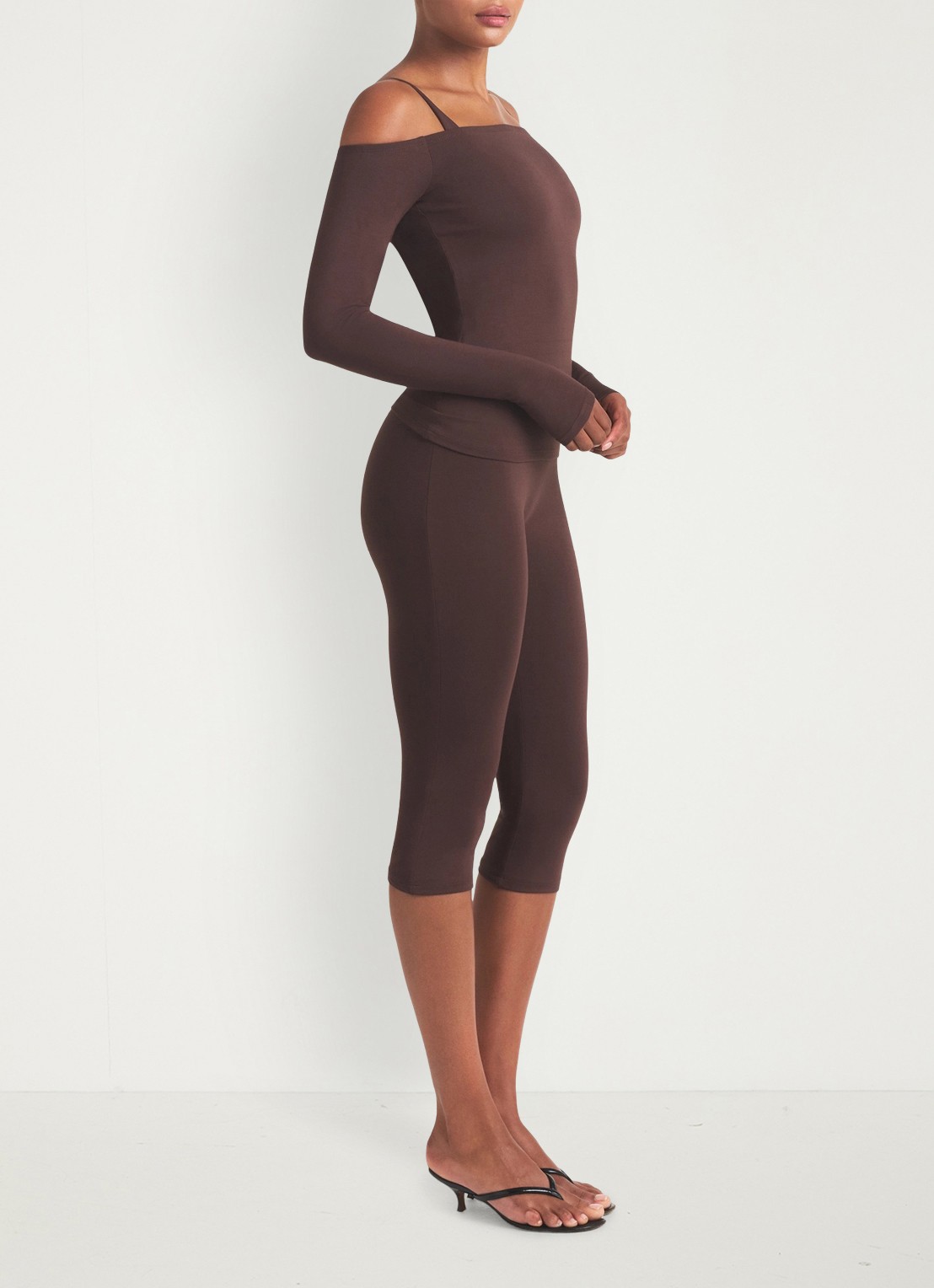 SKIMS Smooth Layers off shoulder top - voorkant 2 chocoladebruin
