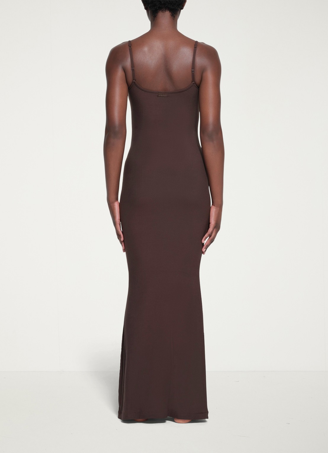 SKIMS Soft Lounge maxi jurk met ribstructuur - achterkant donkerbruin
