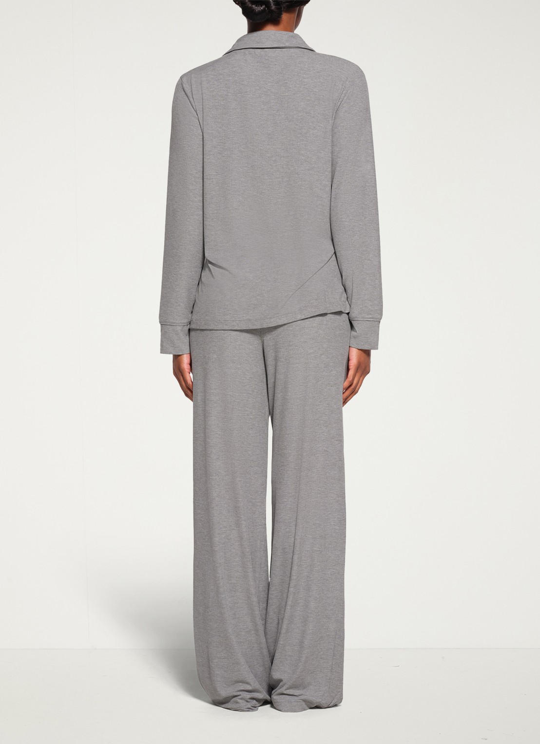 SKIMS Soft Lounge pyjamaset met borstzak en ribstructuur - achterkant 4 grijsmele
