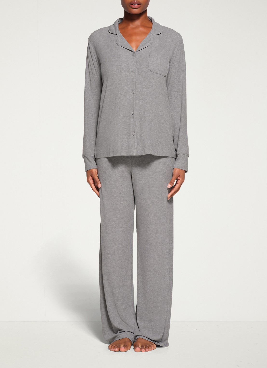SKIMS Soft Lounge pyjamaset met borstzak en ribstructuur - detail 2 grijsmele