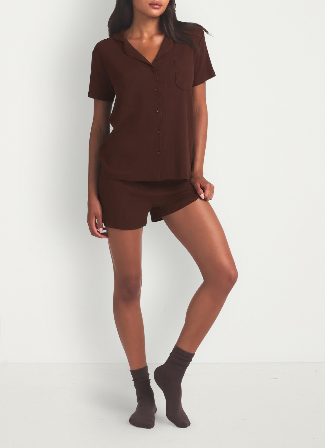 SKIMS Soft Lounge pyjamaset  - voorkant 2 chocoladebruin