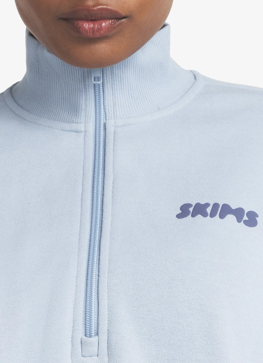 SKIMS Trui met halve rits en logo - detail 3 beige