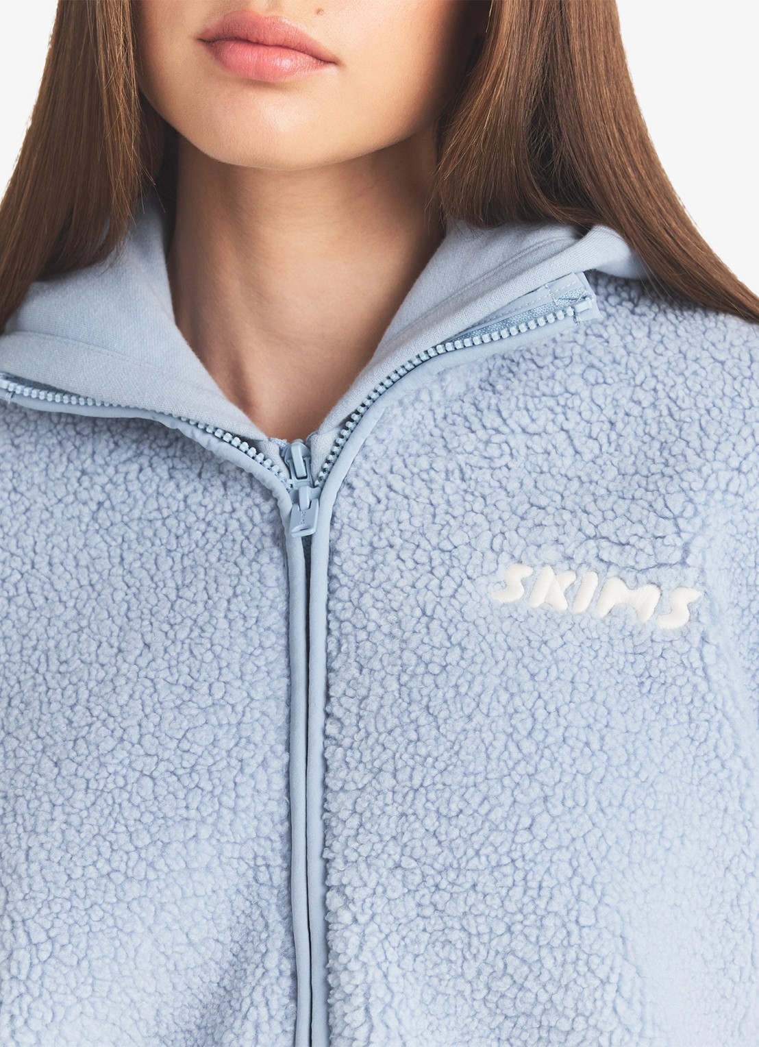 SKIMS Vest van fleece met logo - detail lichtblauw