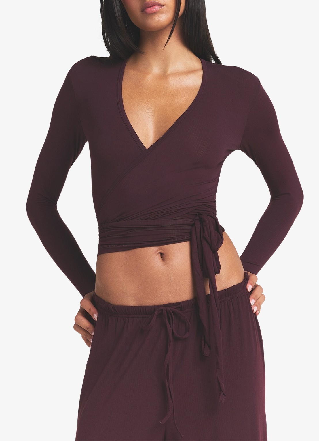 SKIMS Wikkeltop met V-hals - detail 4 aubergine