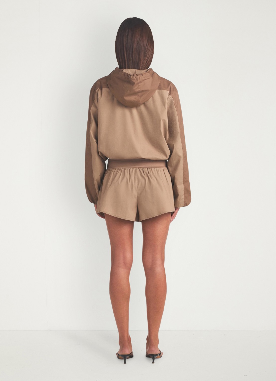SKIMS Woven Cotton short met logoborduring - achterkant 5 donkerbeige