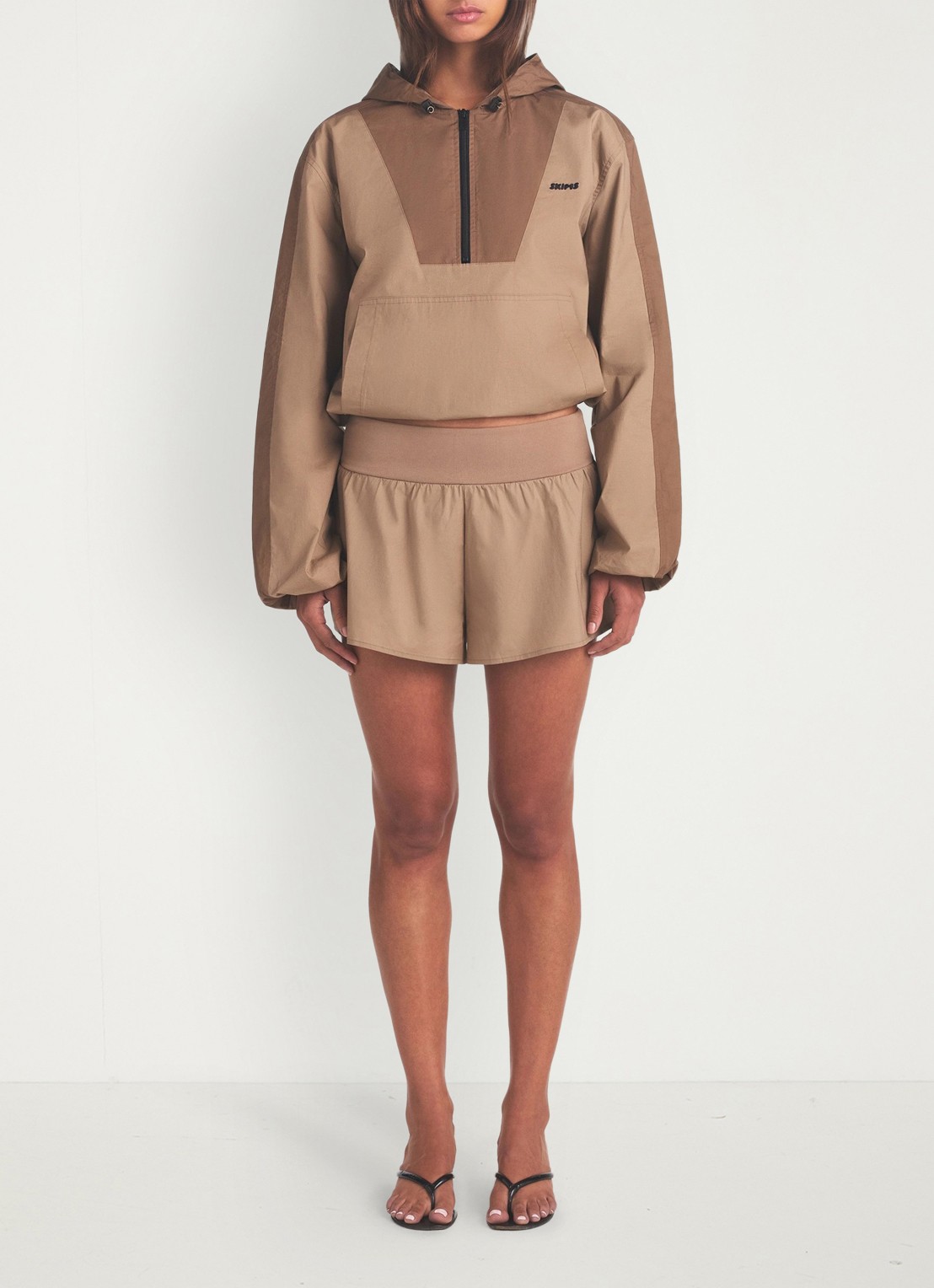 SKIMS Woven Cotton short met logoborduring - voorkant 4 donkerbeige