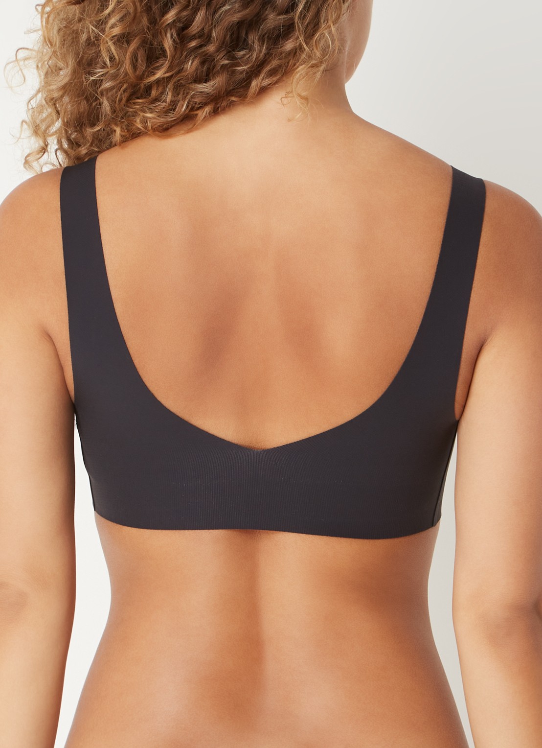 Sloggi Zero Feel 2.0 naadloze bralette met uitneembare vulling - achterkant zwart