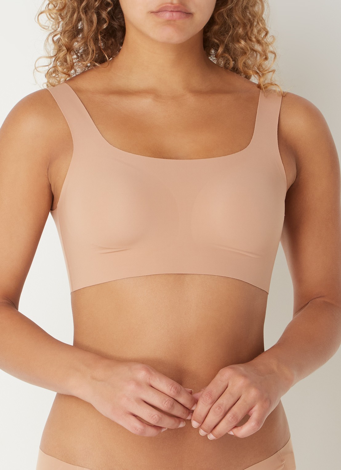 Sloggi Zero Feel 2.0 naadloze crop top met uitneembare vulling - detail 2 lichtbruin