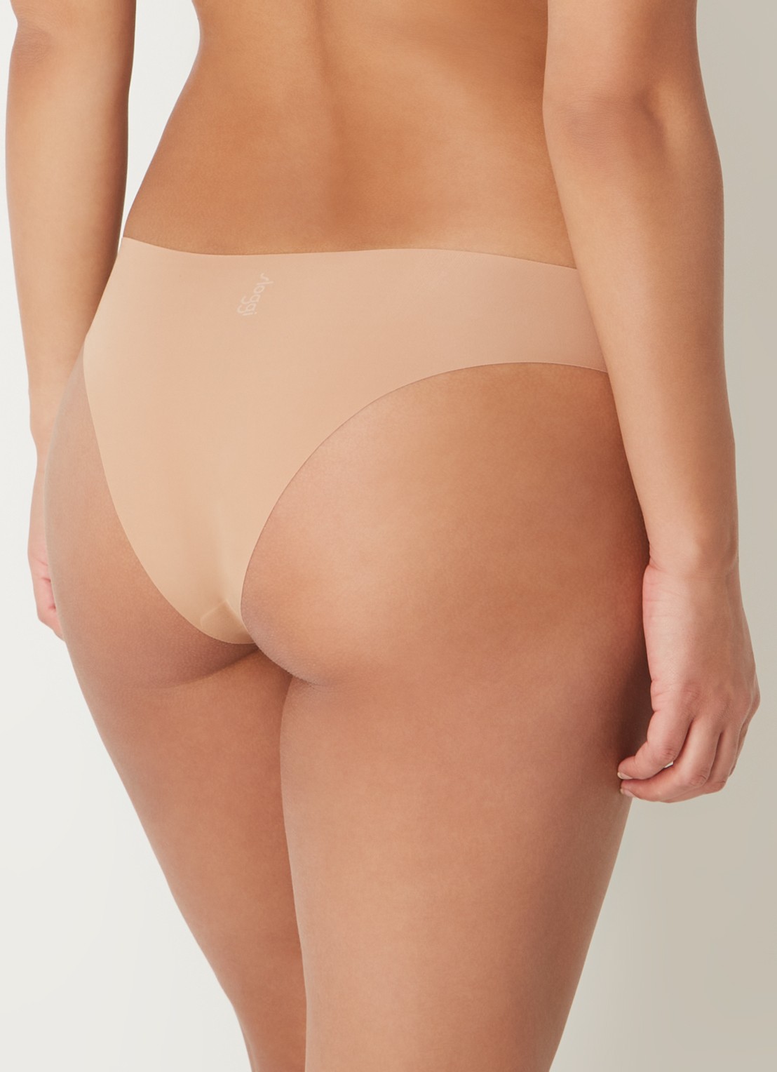 Sloggi Zero Feel 2.0 naadloze tanga - achterkant 3 lichtbruin