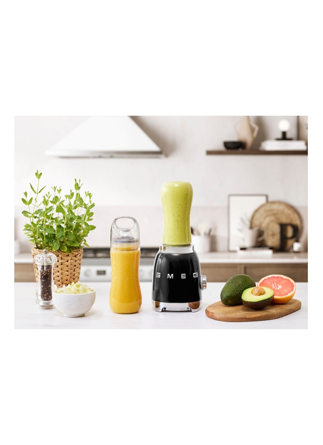 SMEG Personal blender 0,6 liter PBF01BLEU - detail 4 zwart