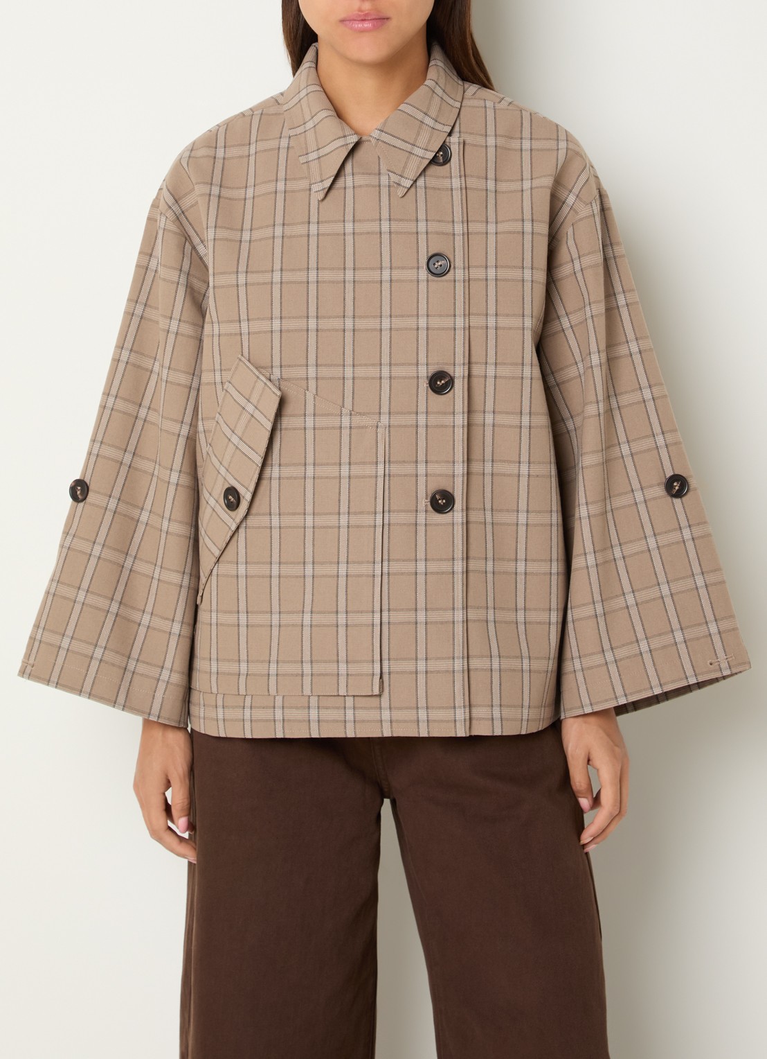 Sofie Schnoor Agatha asymmetrische trenchcoat met klepzak - detail 3 lichtbruin