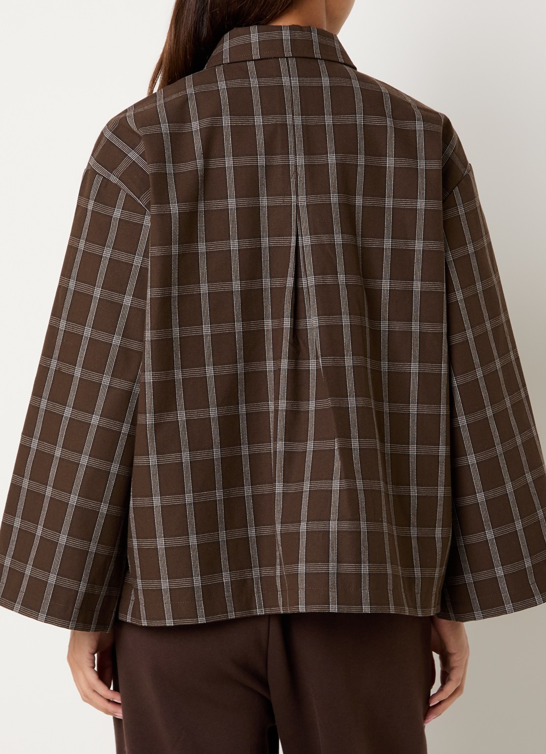Sofie Schnoor Agatha asymmetrische trenchcoat met klepzak - achterkant hazelnootbruin