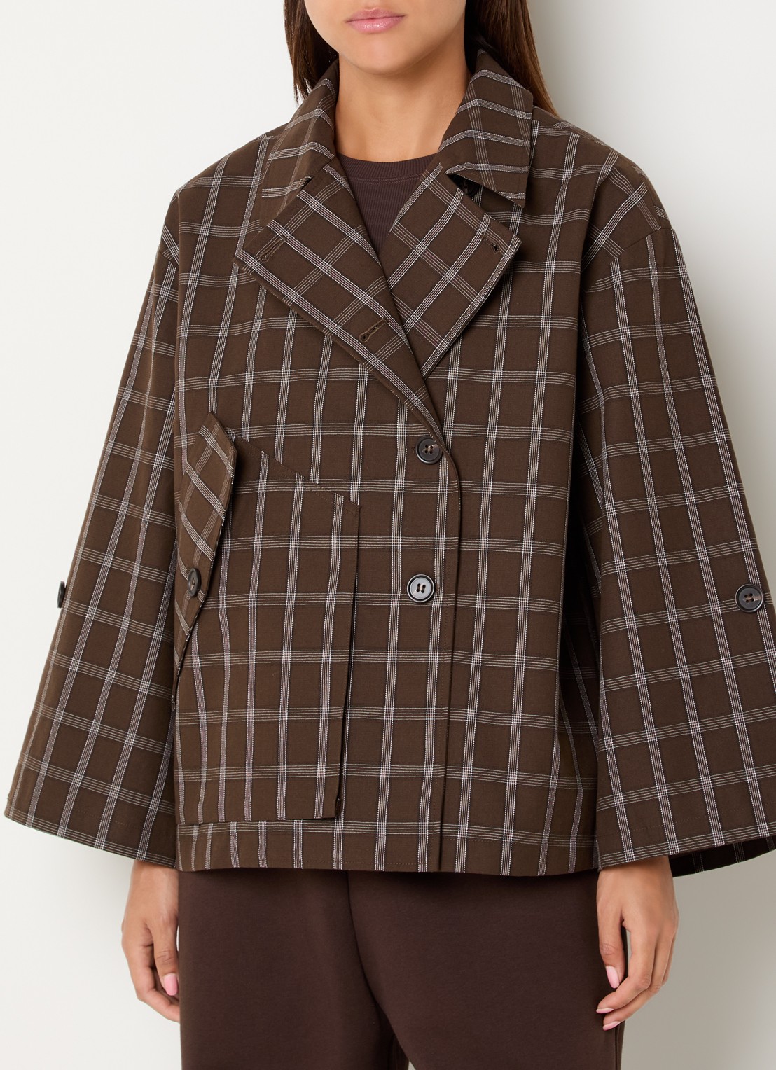 Sofie Schnoor Agatha asymmetrische trenchcoat met klepzak - detail 4 hazelnootbruin