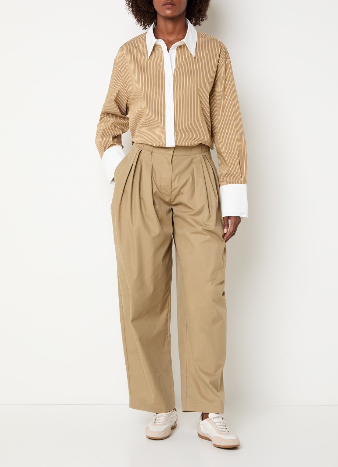 Sofie Schnoor Allisonsw oversized blouse met streepprint - voorkant 2 beige
