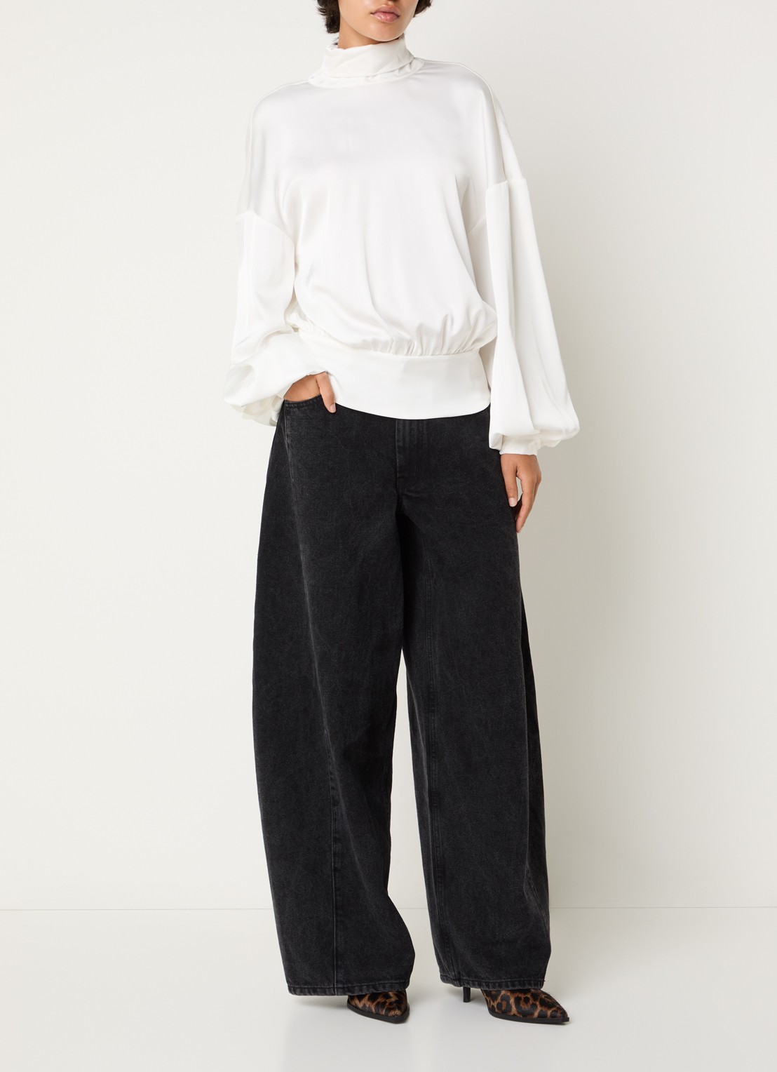 Sofie Schnoor Ambersw blouse met strikkraag - voorkant 4 gebroken wit