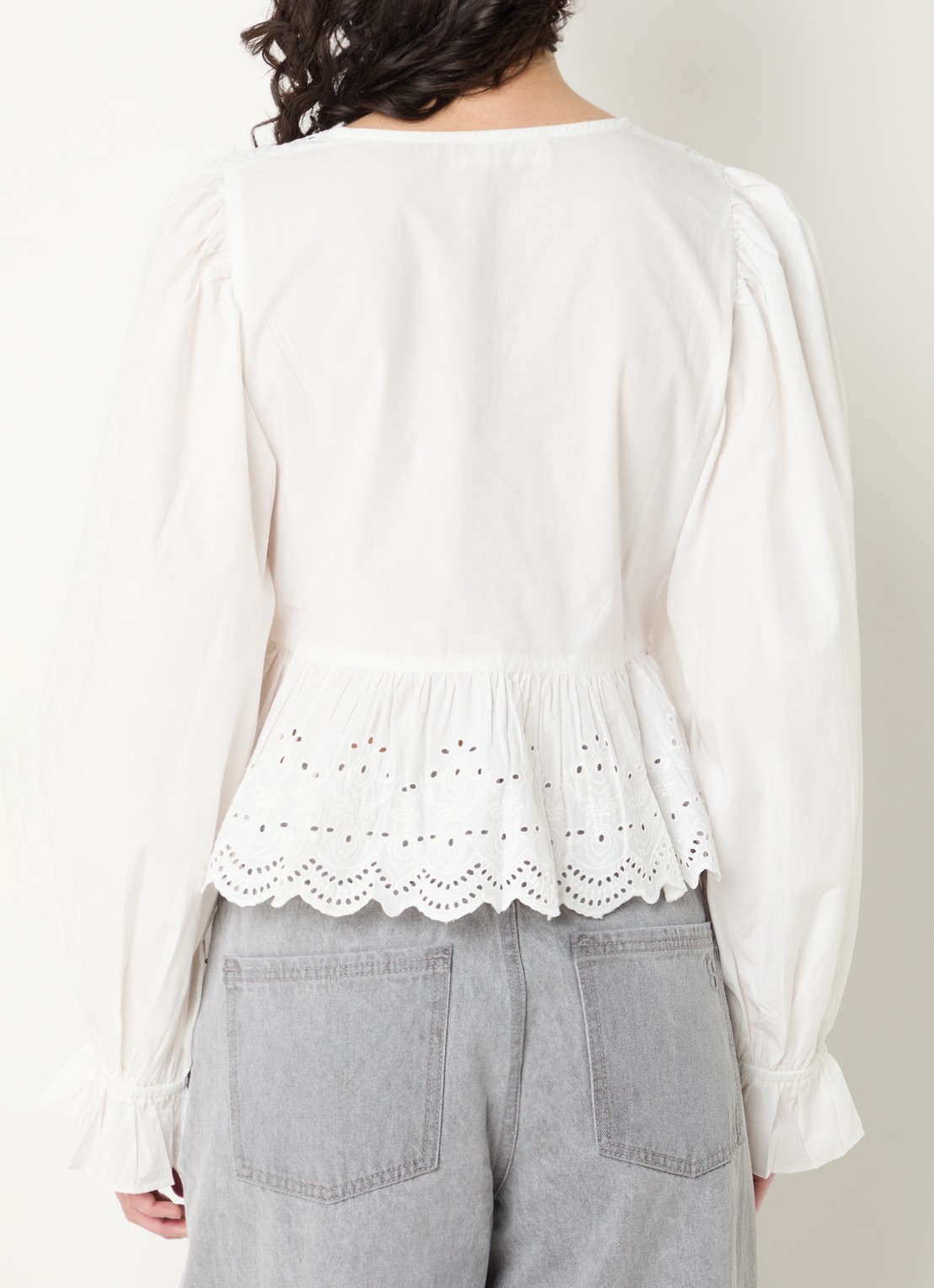 Sofie Schnoor Aria cropped blouse met broderie - achterkant 3 wit