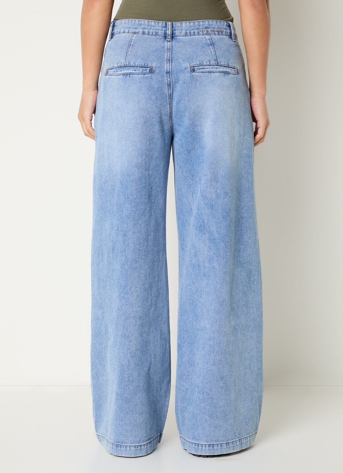 Sofie Schnoor Bilbaosw low waist wide leg jeans met medium wassing - achterkant 2 indigo