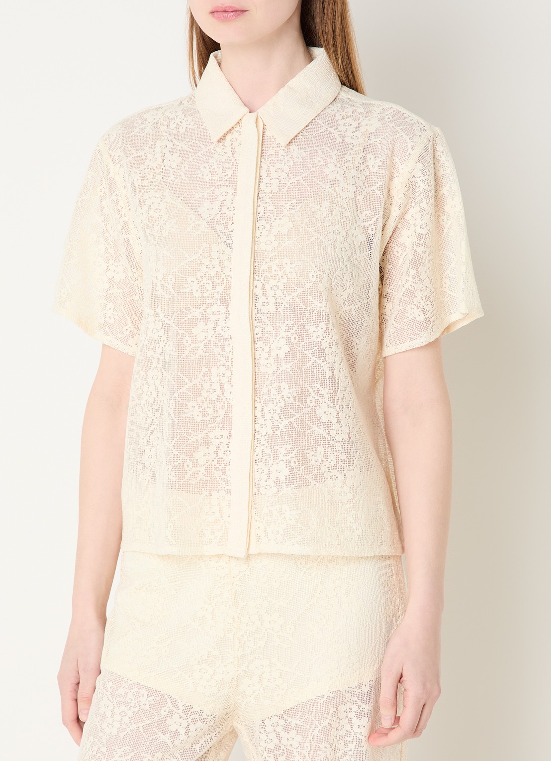 Sofie Schnoor Camela semi transparante blouse van crochet - detail gebroken wit