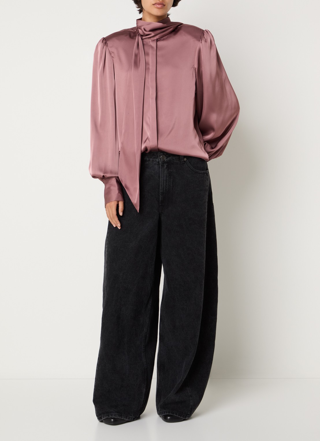 Sofie Schnoor Carina blouse van satijn met sjaalkraag - voorkant 2 oudroze