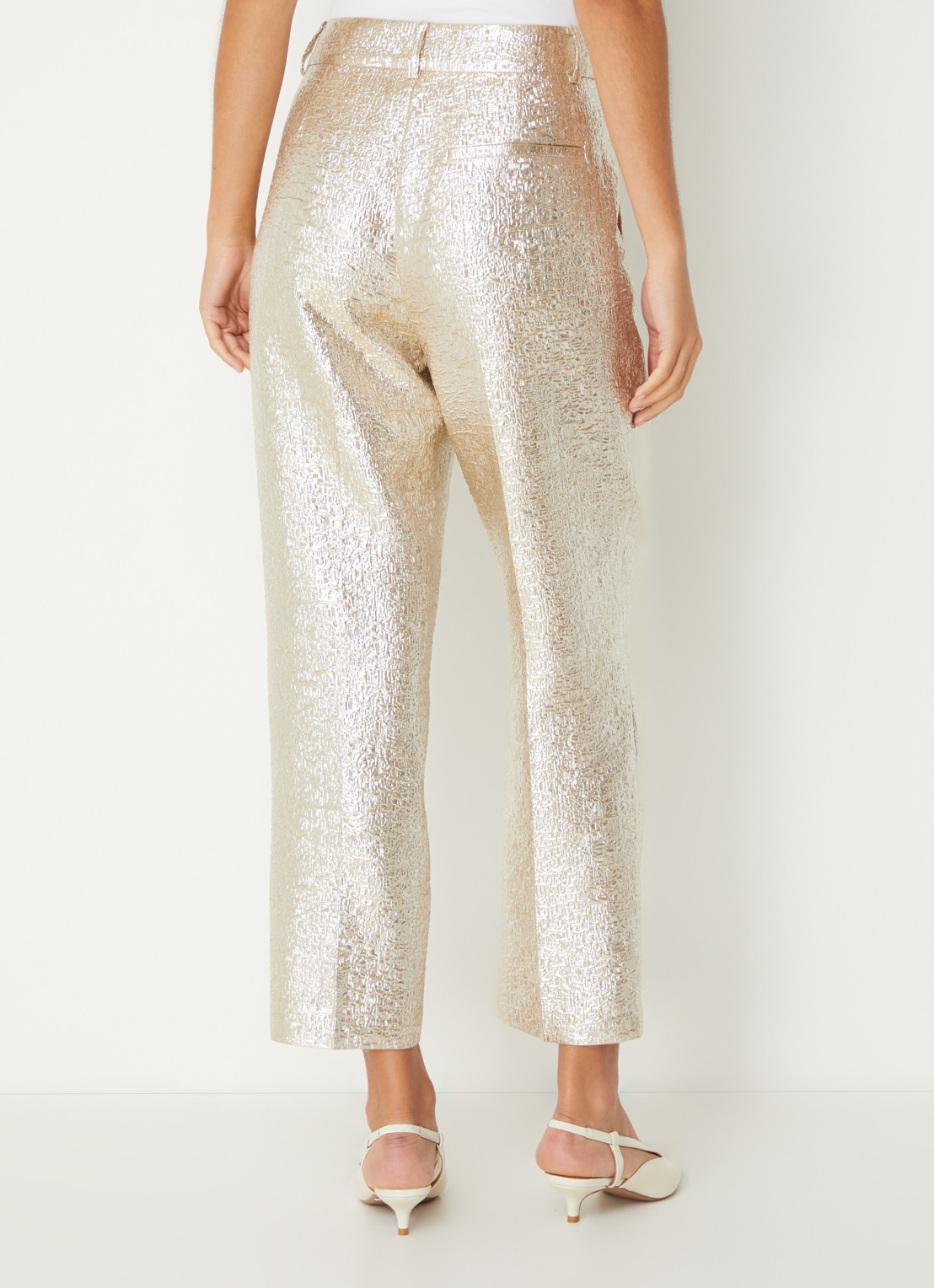 Sofie Schnoor Cordeilia high waist straight fit cropped pantalon met metallic finish - achterkant 2 goud