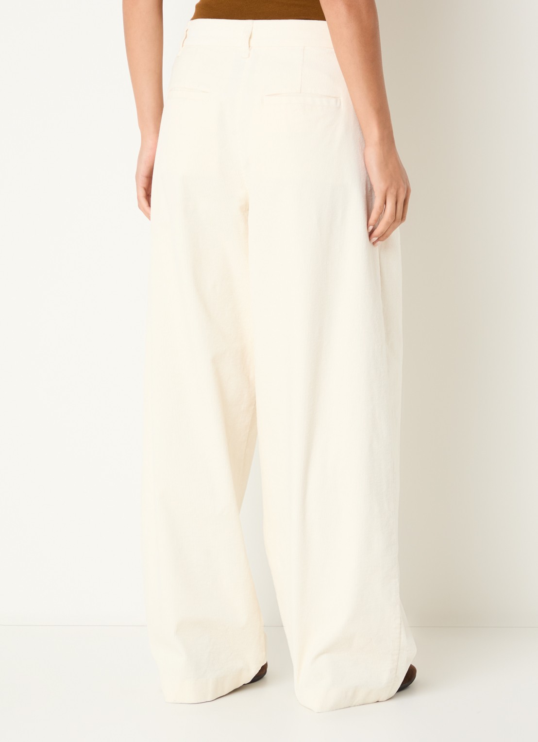 Sofie Schnoor Corlie high waist loose fit broek van corduroy - achterkant gebroken wit