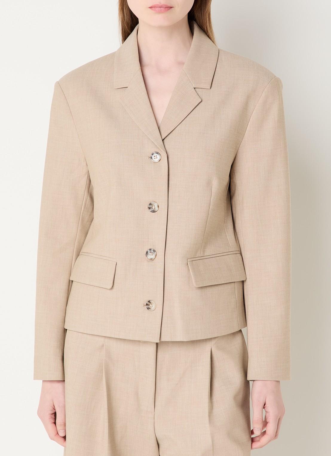 Sofie Schnoor Ellysw blazer met schoudervulling en klepzakken - detail beige