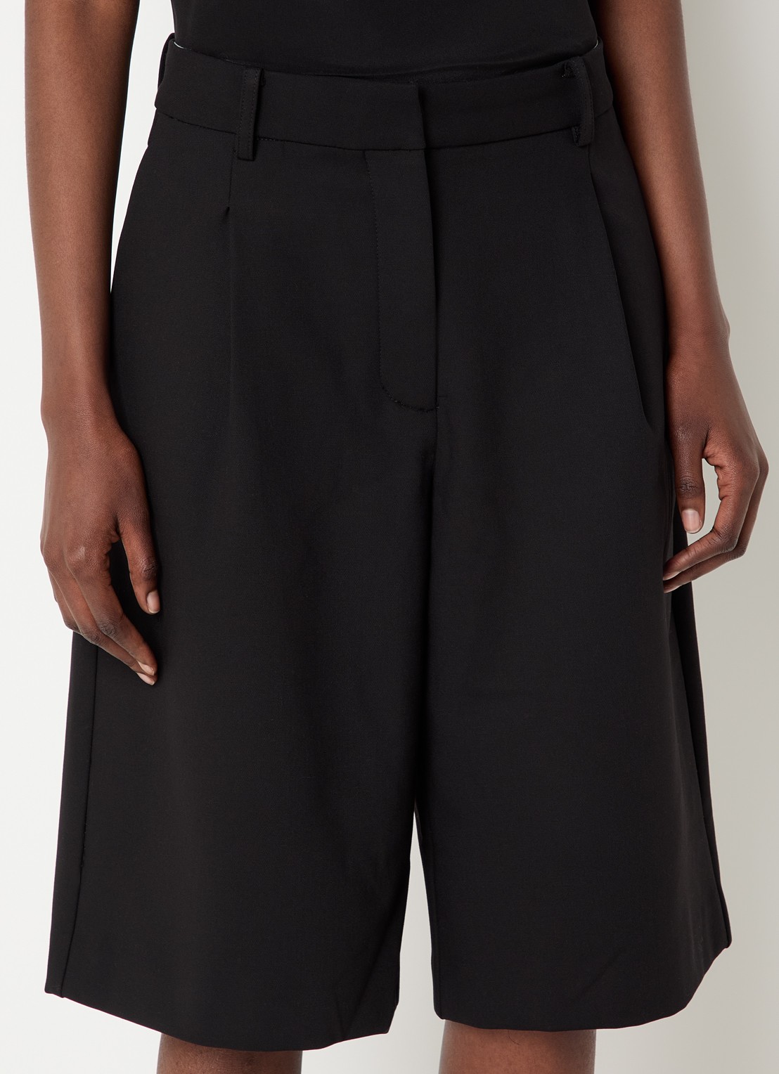 Sofie Schnoor Elsysw mid waist loose fit korte pantalon met steekzakken - detail 3 zwart
