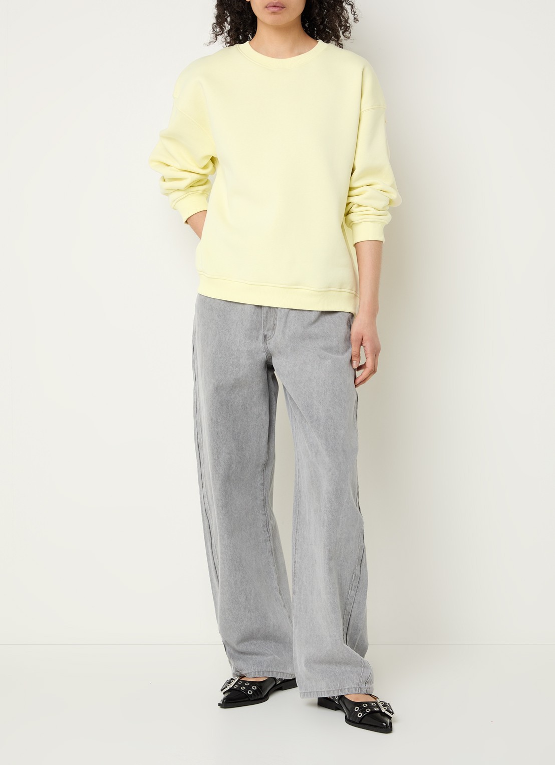 Sofie Schnoor Emi sweater met backprint - voorkant 2 lichtgeel
