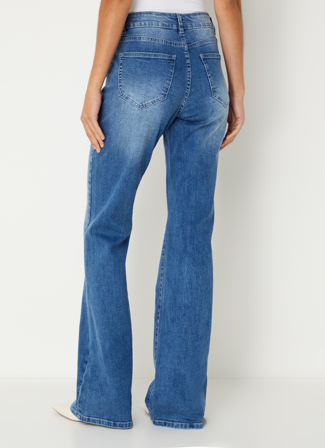 Sofie Schnoor Firenze high waist flared jeans met paspelzakken - achterkant 4 indigo