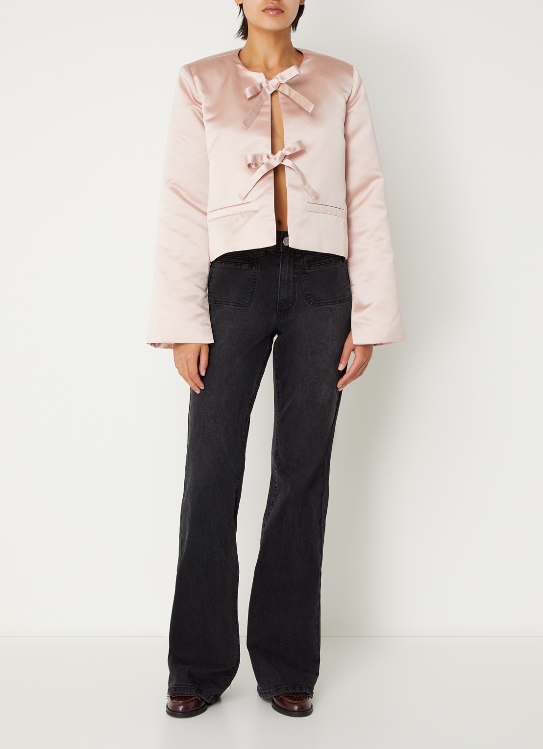 Sofie Schnoor Firenze high waist flared jeans met paspelzakken - voorkant 4 zwart