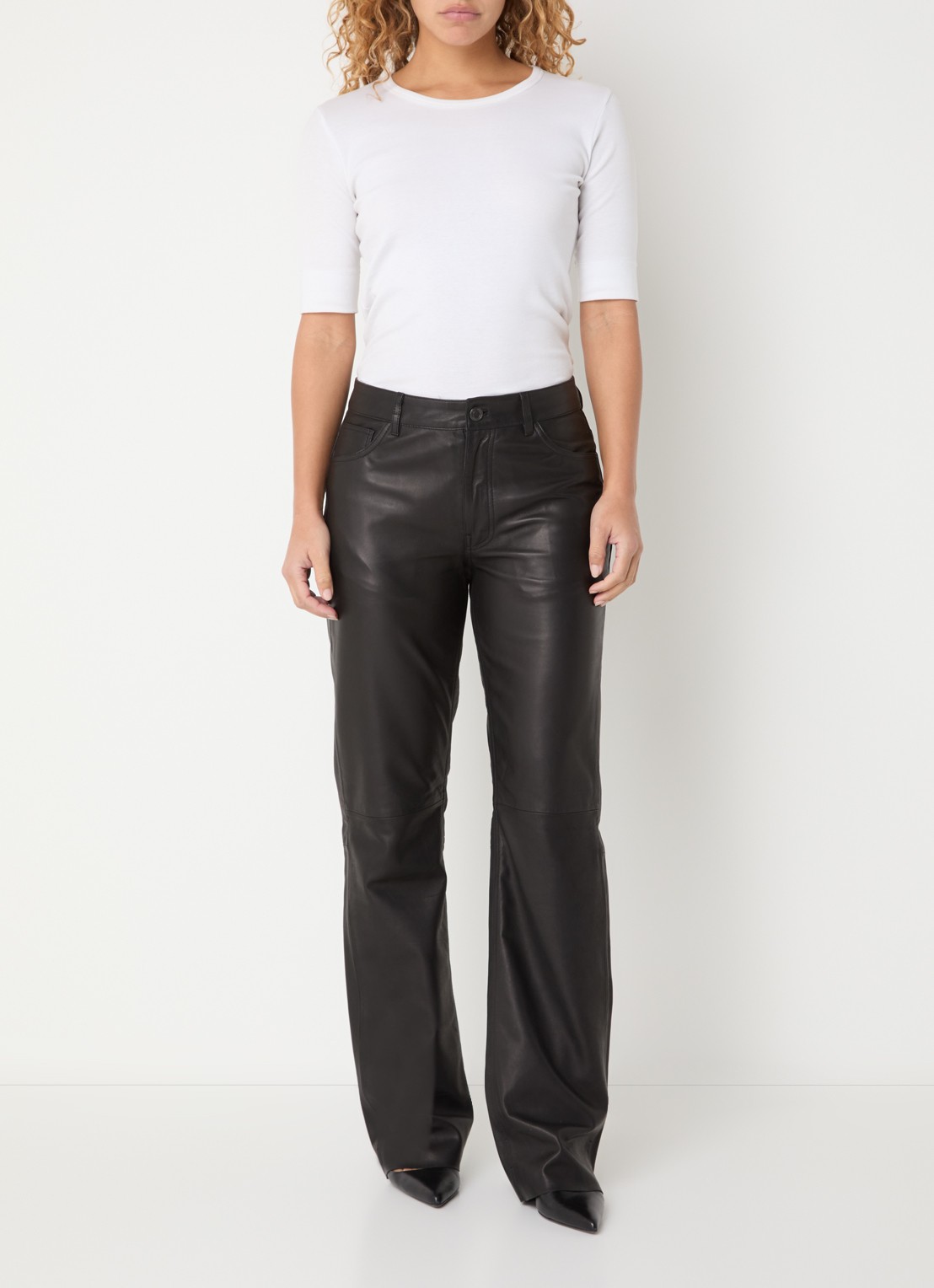 Sofie Schnoor Gatti high waist flared fit broek van imitatieleer - voorkant 2 zwart