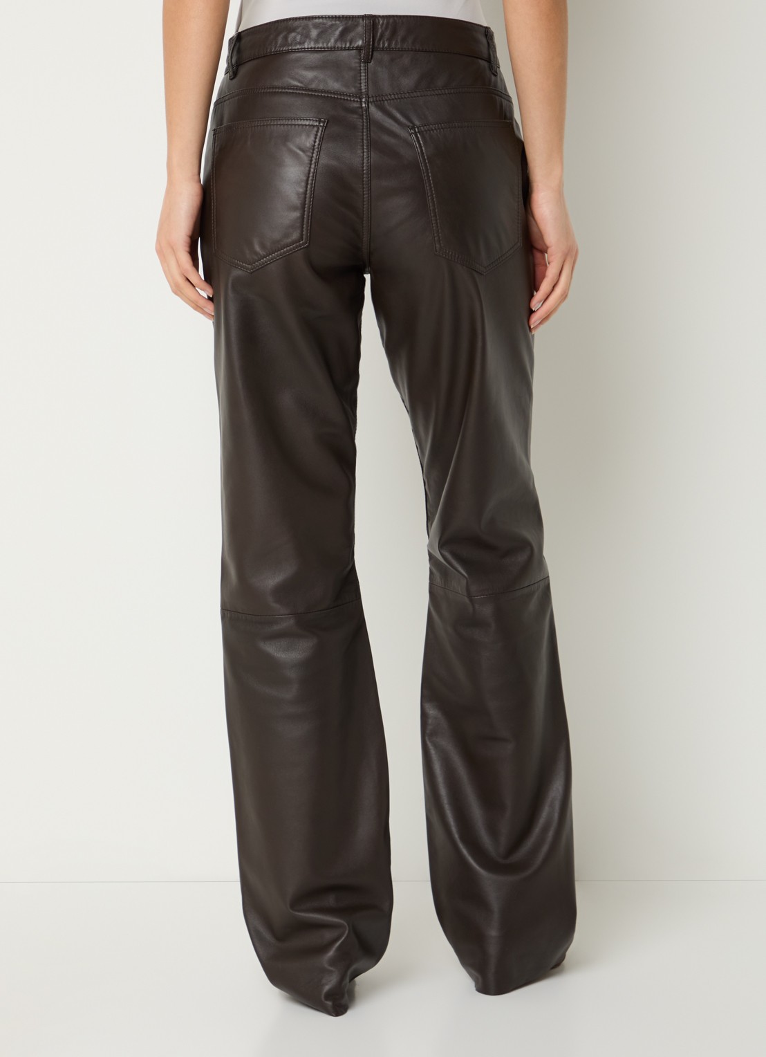 Sofie Schnoor Gatti high waist flared fit broek van imitatieleer - achterkant 5 donkerbruin