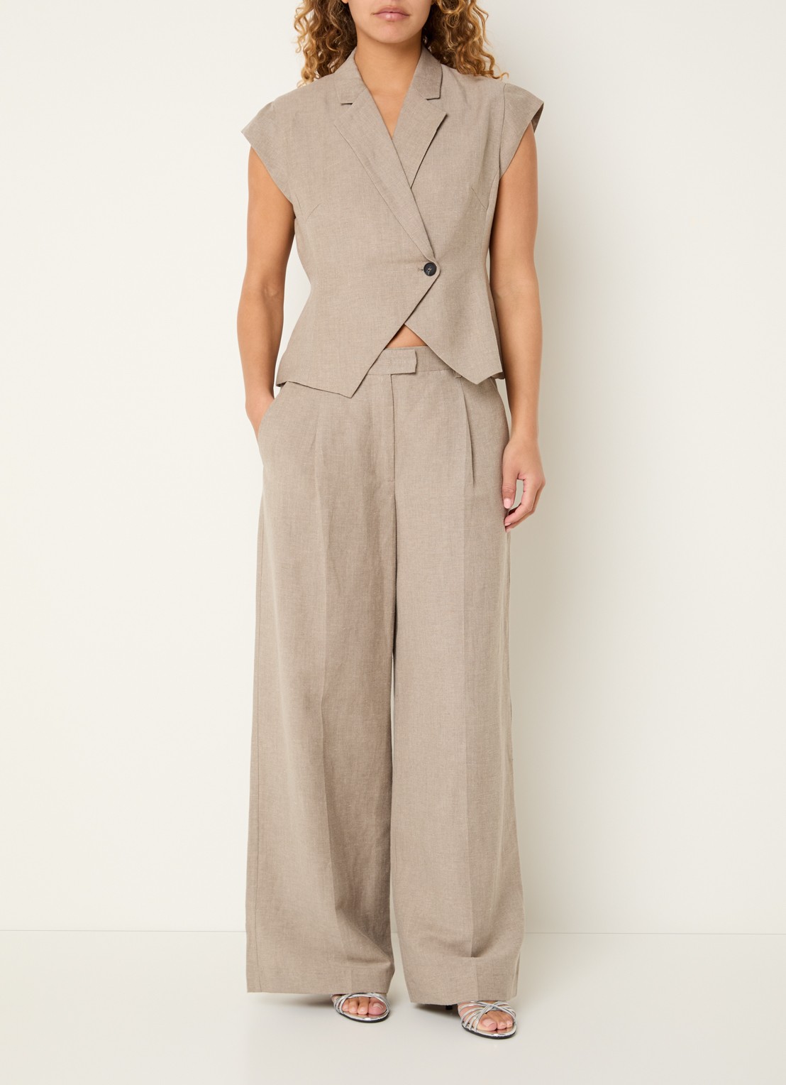 Sofie Schnoor Izrasw mid waist wide fit pantalon in linnenblend - voorkant 2 lichtbruin