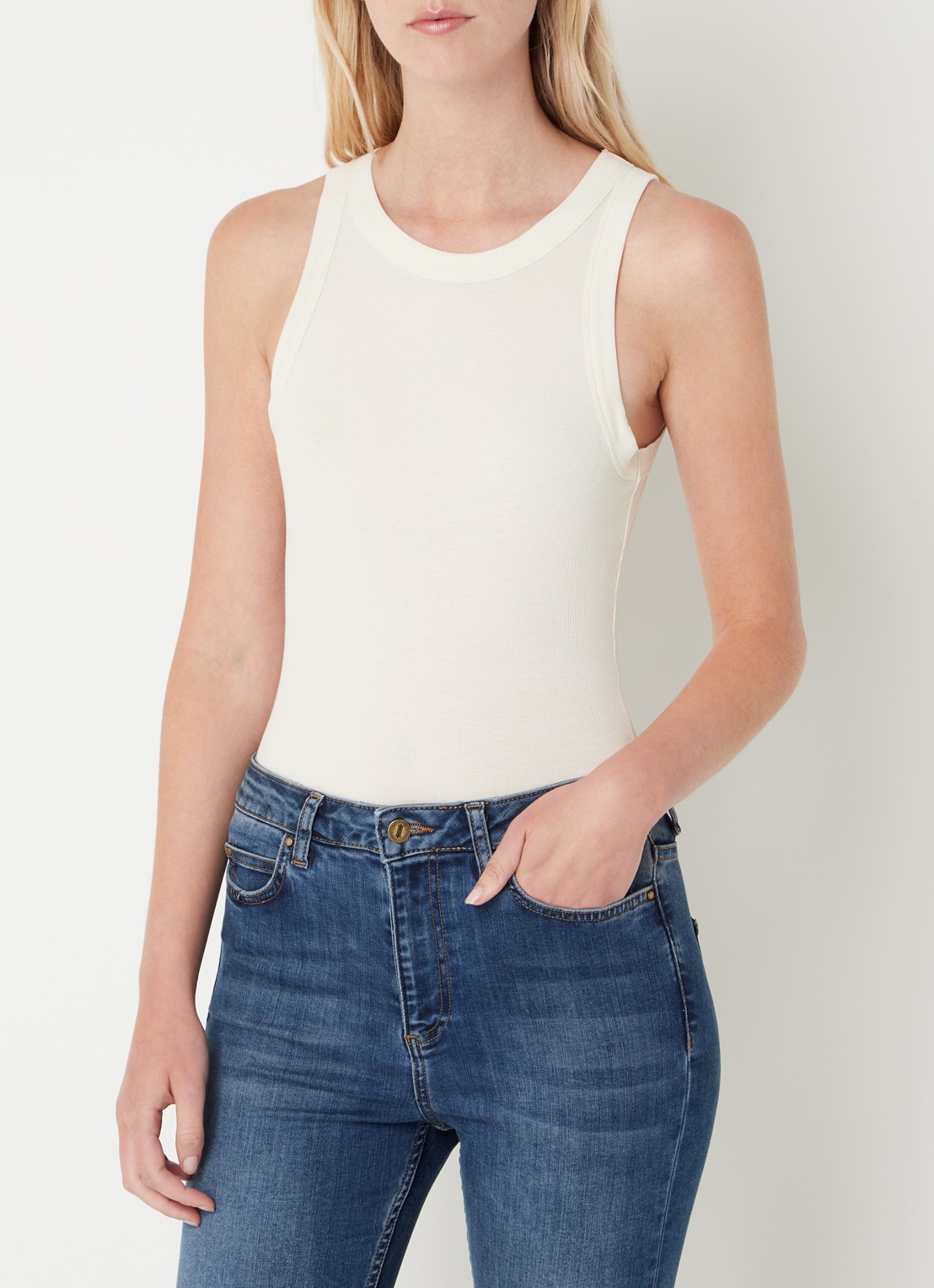 Sofie Schnoor Julliesw tanktop met ribstructuur - detail creme