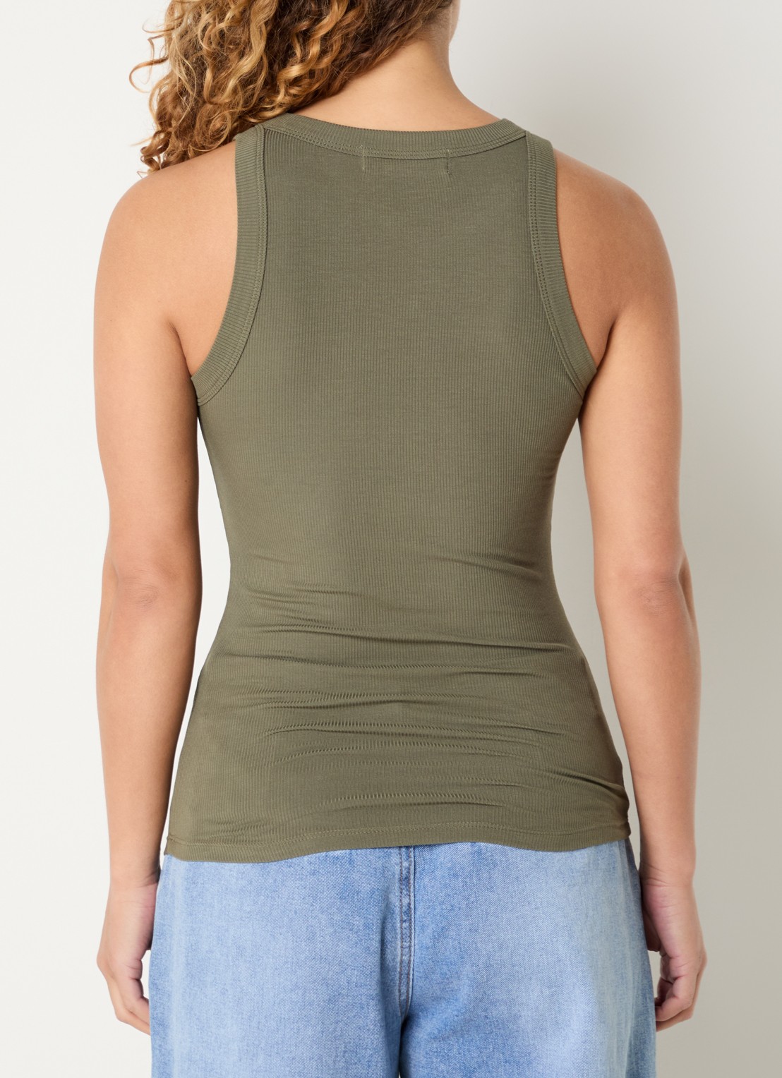 Sofie Schnoor Julliesw tanktop met ribstructuur - achterkant 4 legergroen