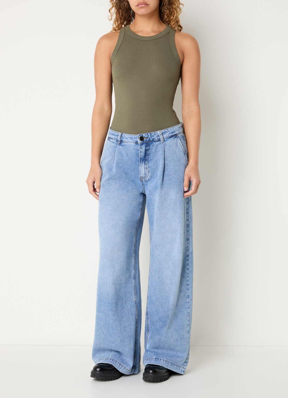 Sofie Schnoor Julliesw tanktop met ribstructuur - voorkant 2 legergroen