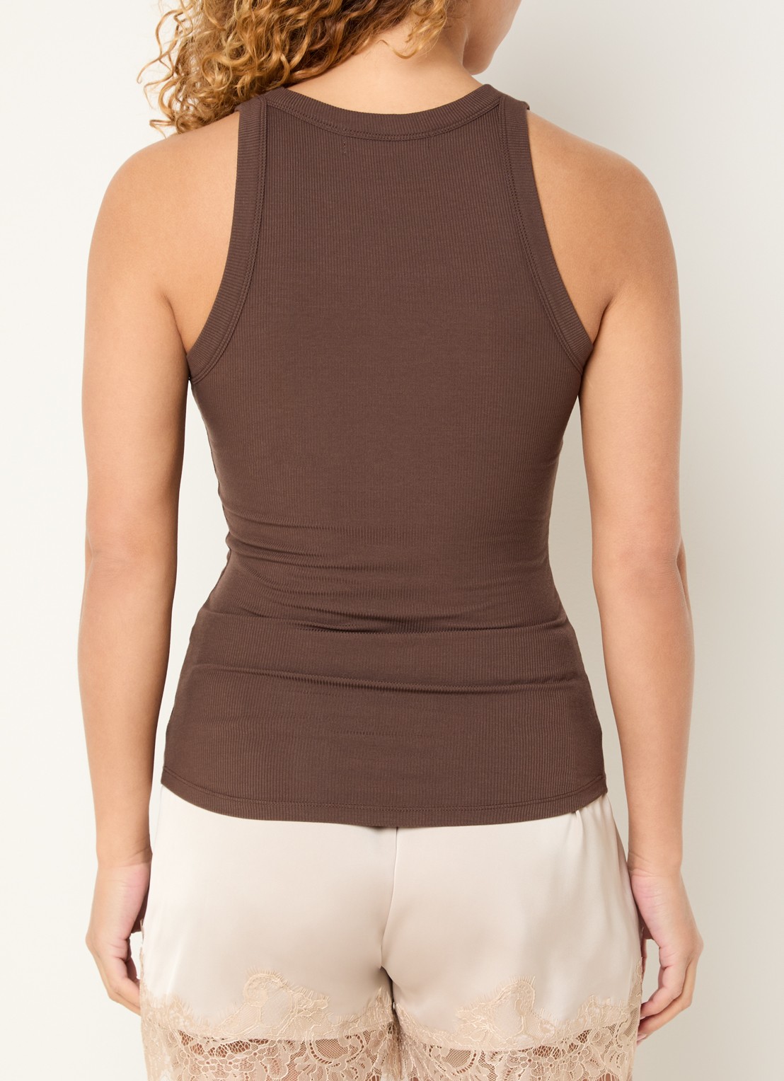 Sofie Schnoor Julliesw tanktop met ribstructuur - achterkant hazelnootbruin