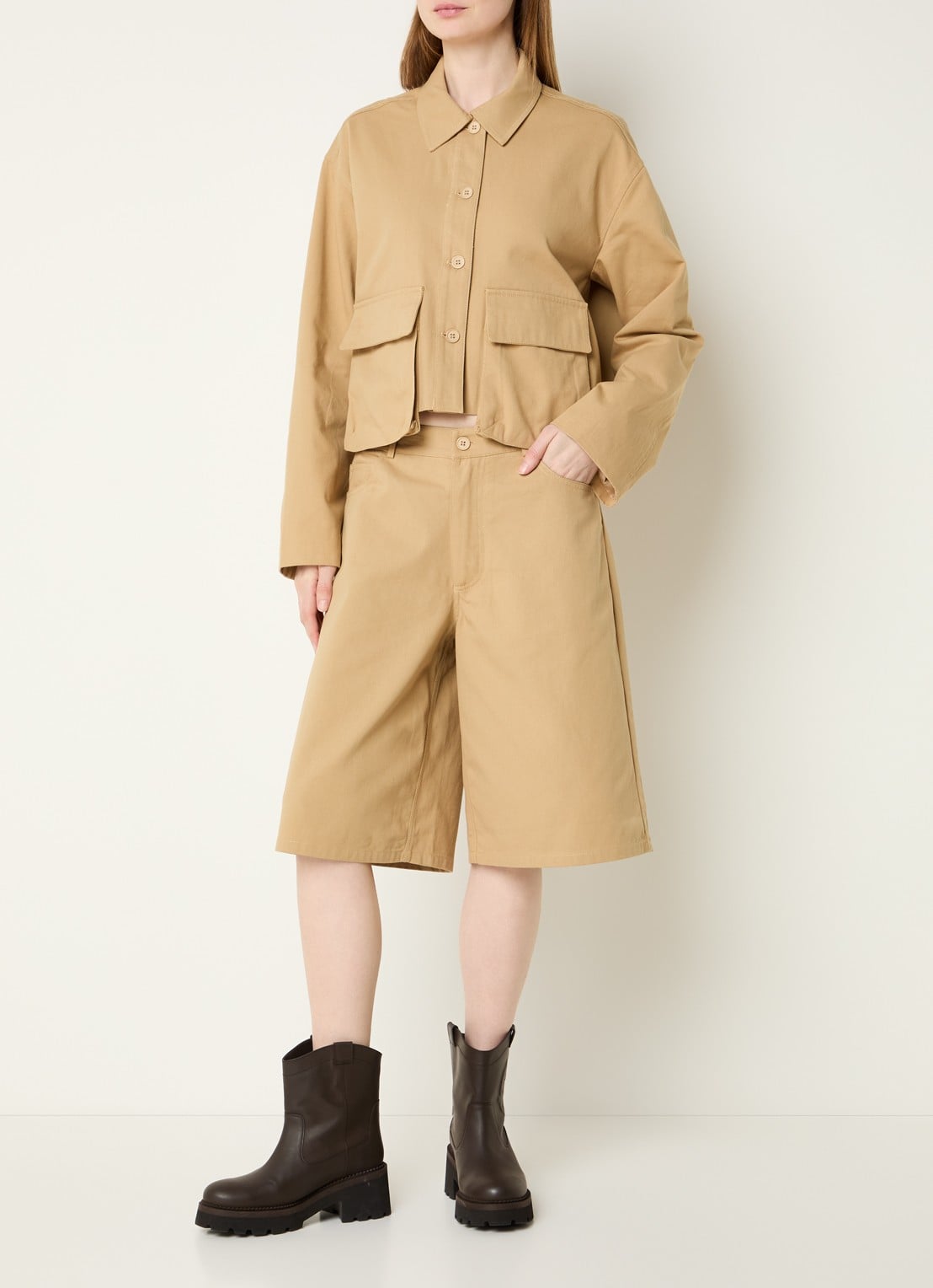 Sofie Schnoor Larksw cropped jack met klepzakken - voorkant 2 camel