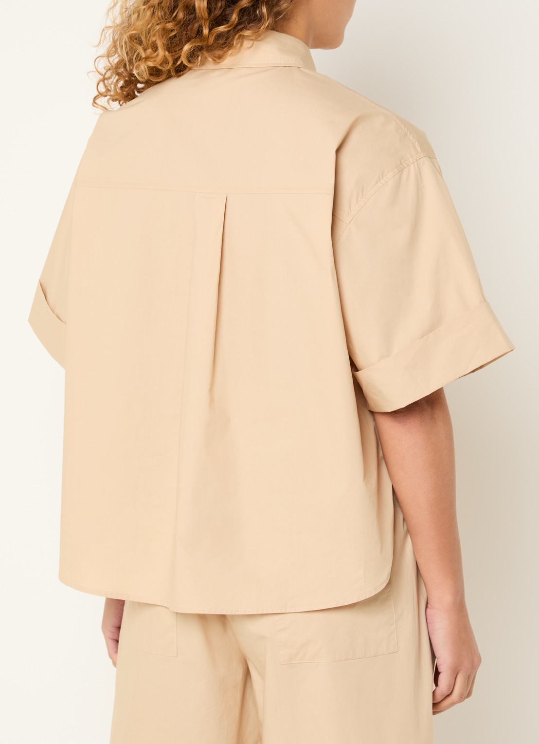 Sofie Schnoor Leanasw blouse met borstzak - achterkant camel