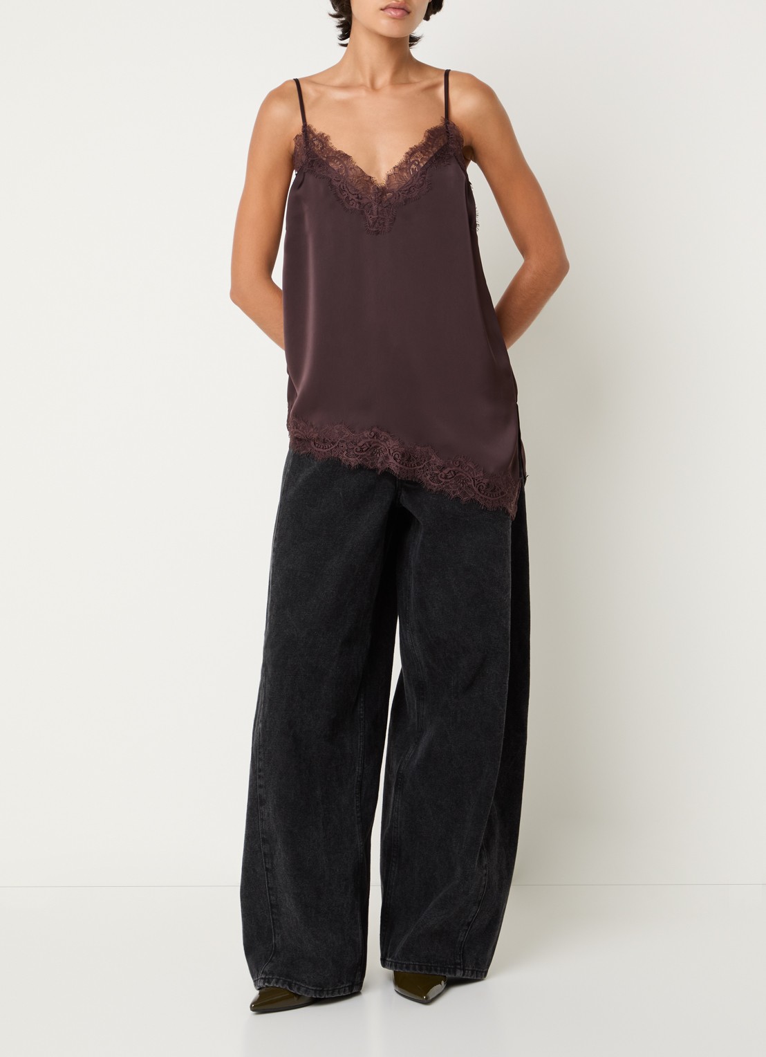 Sofie Schnoor Leona top van satijn met kant - voorkant 3 aubergine