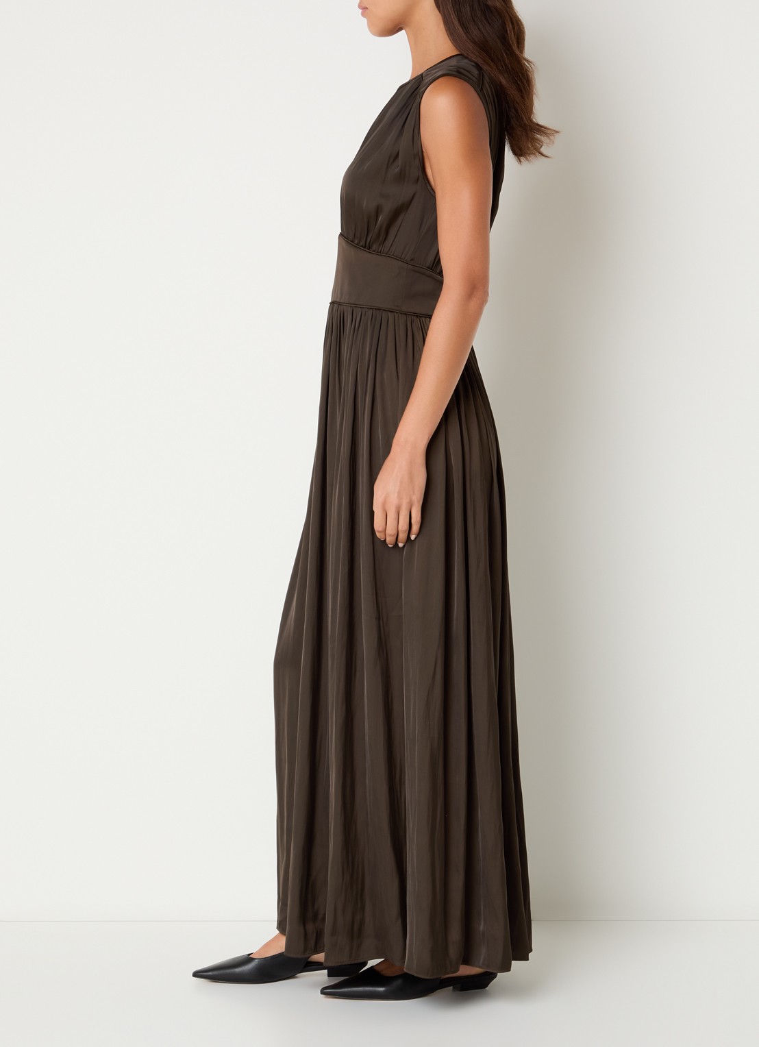 Sofie Schnoor Linsw maxi jurk met plooidetail - voorkant 2 donkerbruin