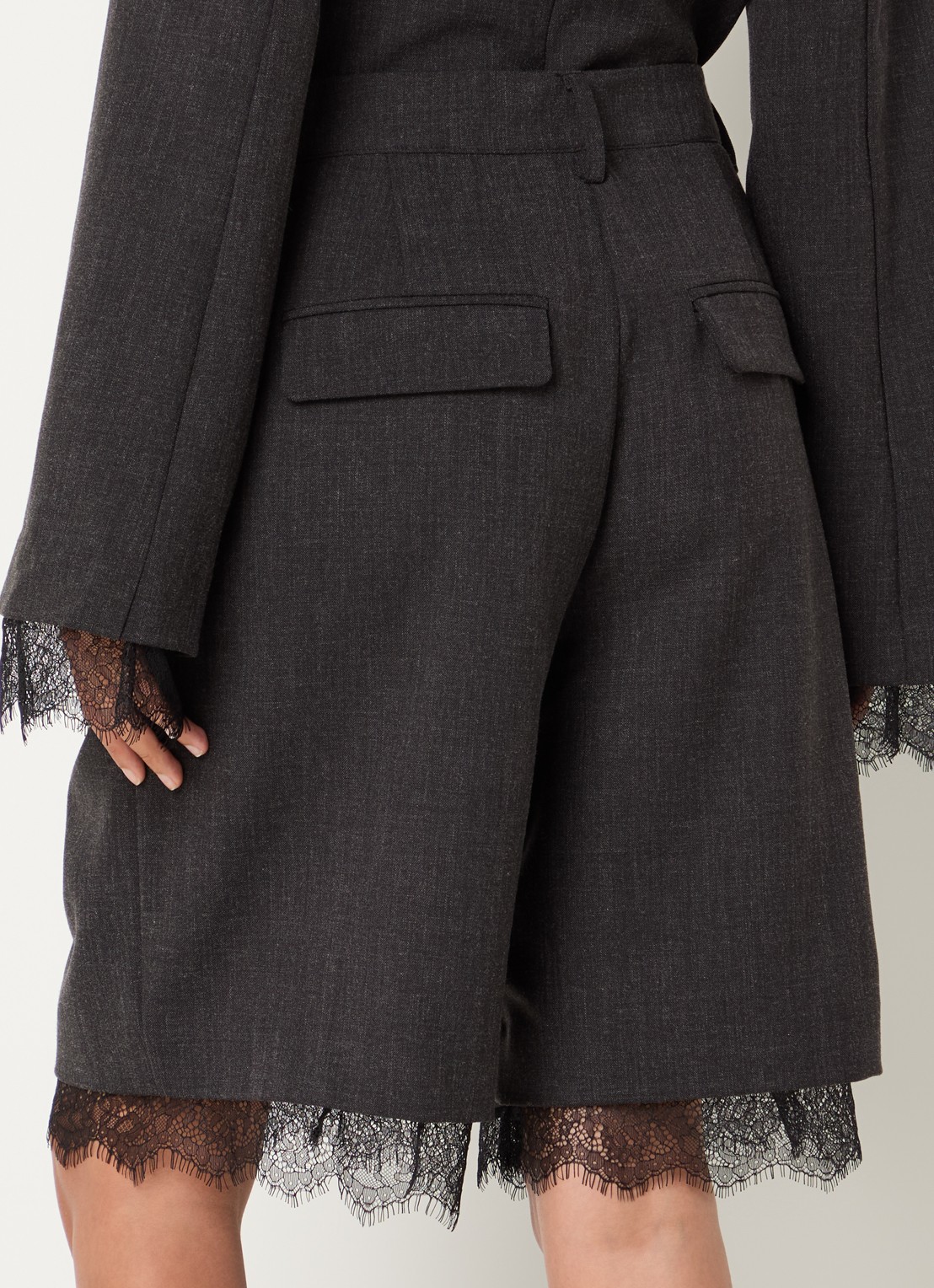 Sofie Schnoor Luciasw high waist wide fit korte broek met details van kant - achterkant 2 antraciet